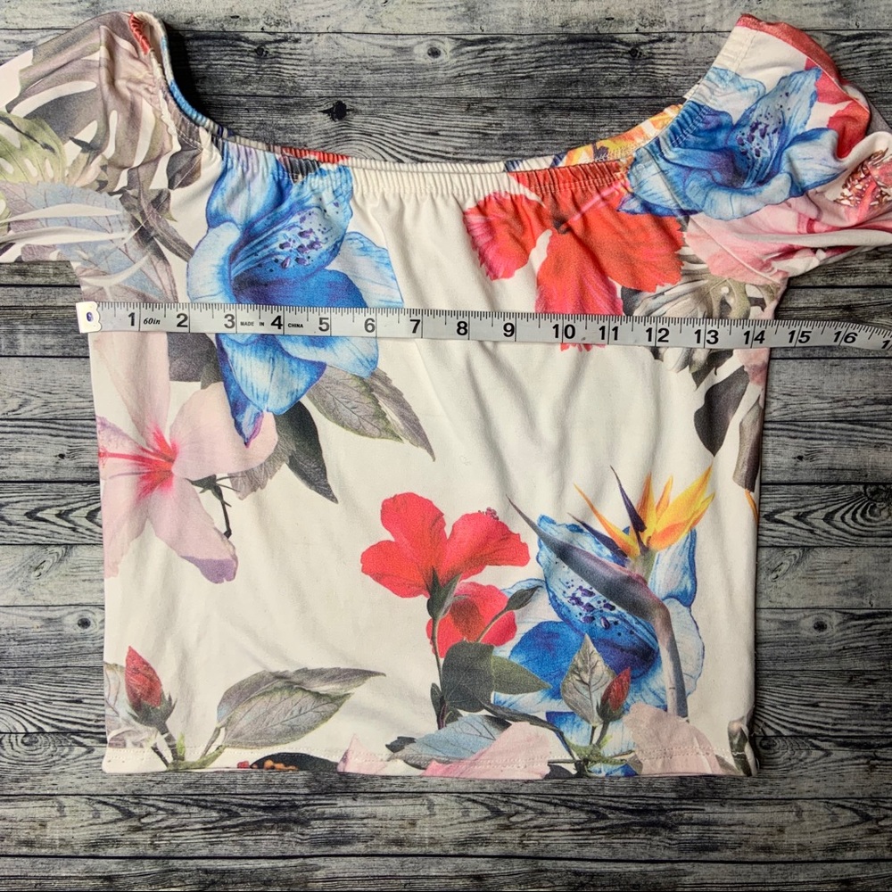 Beautiful cold shoulder floral crop top - Picture 3 of 3